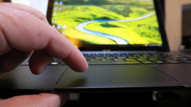 <b>Acer Aspire Switch 12 S: Design metalic solid, cu ataşare magnetică şi dimensiuni rezonabile</b>Acer Aspire Switch 12S nu e tableta aia clasică din China, fabricată din plastic sau metal care trosneşte mai rău decât plasticul. Oferă o construcţie solidă şi premium, pe bază de metal şi ataşamentul tastaturii se face magnetic şi cu 2 pini speciali..