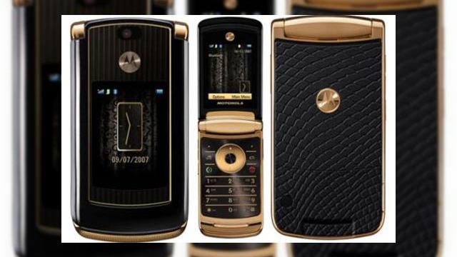 <b>Telefonul Motorola RAZR2 impodobit cu aur si piele de sarpe</b>Telefoanele destinate segmentului de lux sunt produse extrem de vanate de elita Hollywood-ului, iar starurile vad aceste terminale ca un semn al prestigiului. Iata ca Motorola da motiv celebritatilor sa isi goleasca portofelele, lansand o editia speciala...