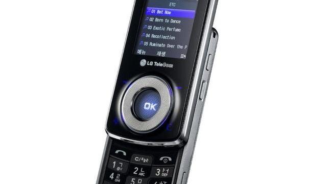 <b>LG ne propune telefonul muzical LB3300</b>LG a organizat ieri o conferinta de presa in cadrul careia a anuntat lansarea noului sau telefon "Rhapsody in Music", sau daca vreti LG-LB3300. Noul terminal include un sistem circular touch-sensitive, iluminare LED si 1GB de memorie interna pentru 256...