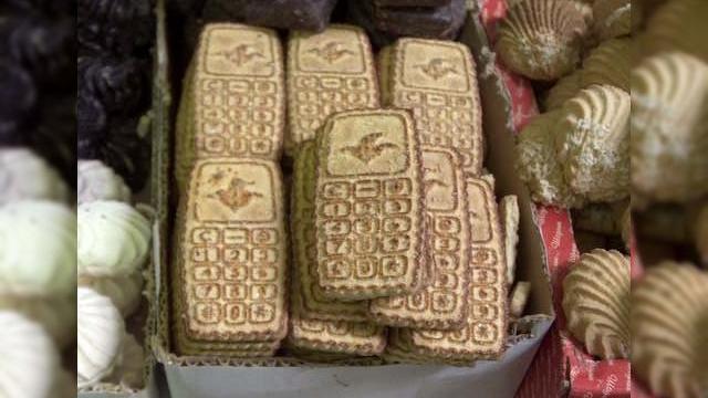 <b>Cum sa mananci un Nokia 1100, in Uzbekistan</b>In tarile din lumea a treia se pune mare accent pe un terminal mobil popular, acesta fiind venerat si chiar transformat intr-un model de fursec de bucatarii locali din Uzbekistan. Nici macar nu este vorba de vreo expozitie speciala de acest gen, avand in...