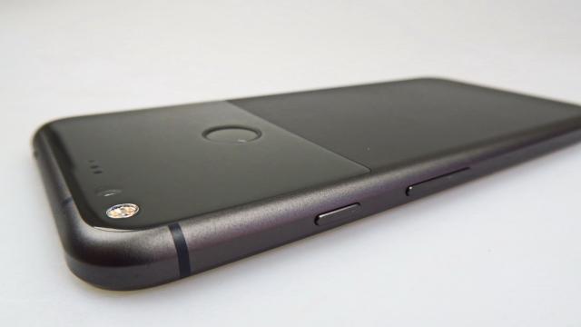 <b>Google Pixel XL: Design masiv, metalic cu o fereastră spre... gusturi discutabile</b>Ultima oară când sticla a stârnit atâta controversa la un produs al celor de la Google, era în cazul lui Nexus 4. Atunci lumea se împărţea în vreo 3 tabere: cei care acuzau produsul ca e o clonă de iPhone 4, cei care spuneau că e superb şi că nu seamănă