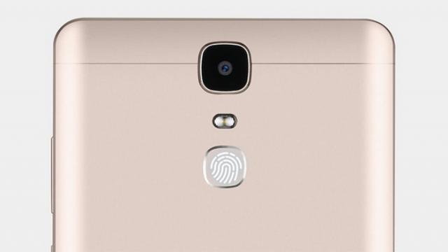 <b>Turul Magazinelor #101: telefon uriaş cu ecran 3D, lanternă care îţi porneşte maşina şi bicicletă spinning la super preţ</b>În ediția cu numărul 101 din seria Turul Magazinelor am inclus un smartphone cu ecran uriaș capabil să redea conținut 3D și asta fără a fi nevoie de vreo pereche de ochelari. Avem printre recomandări și o brățară fitness cu design modernist, cât și 