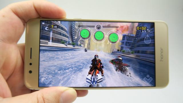 <b>Huawei Honor 8: Benchmark-uri peste alte telefoane cu pretenţii din 2016</b>Huawei Honor 8 are un pachet familiar hardware, deloc îndepărtat de modelul Huawei Mate 8, doar ca într-un format mai mic. Primim un procesor octa core Kirin 950 (acelaşi de pe Mate 8), 3 sau 4 GB RAM LPDDR4 şi GPU Mali T884 MP4. Avem şi 32 sau 64 GB stoc