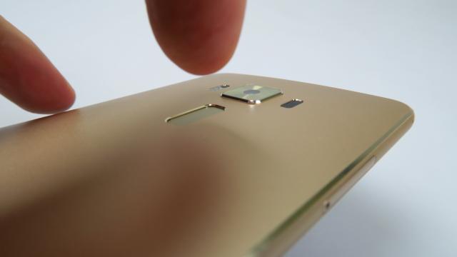 <b>ASUS ZenFone 3 Deluxe: Hardware împins la maxim de ASUS</b>ASUS ZenFone 3 Deluxe nu se numeşte aşa degeaba, având sub capotă cantitatea maximă de RAM şi cel mai bun procesor al momentului. E vorba de 6 GB RAM şi Snapdragon 821 şi nu poţi să ceri mai mult de atât la ora actuală. Avem şi o cameră de 23 MP..