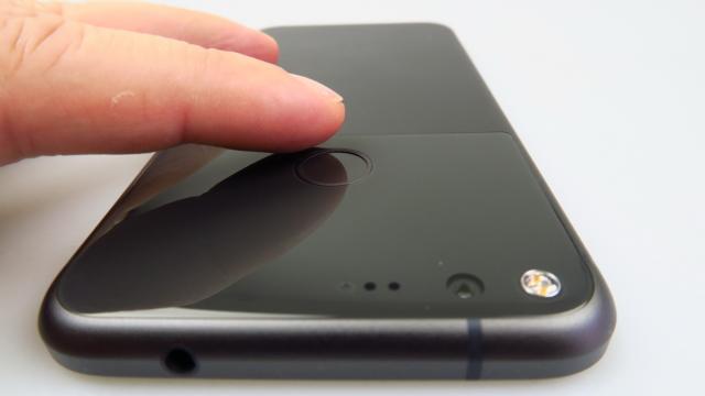 <b>Google Pixel XL: Hardware în linie cu oferta anului 2016, dar bine calibrat</b>Într-o lume în care 6 GB RAM nu te mai ţin la adăpost de lag pe mobil şi în care am văzut o aşa cantitate de RAM administrată nu chiar strălucit de OnePlus 3 în prima fază, am început să ne uităm cu mai puţină încredere la specificaţii super high end.