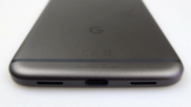 <b>Google Pixel XL: Multimedia de top 5, chiar şi cu difuzorul uşor de acoperit</b>Simt nevoia să precizez că nu am avut probleme cu Google Pixel XL pe partea de acustica, pentru că în ultima vreme au tot fost semnalate necazuri cu acest model, în special cu distorsionare la volum maxim, câteva cazuri apărând pe Reddit.