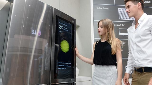 <b>CES 2017: LG aduce un OS legendar pe... frigidere; WebOS ajunge de pe televizoare conectate pe frigidere smart</b>WebOS are în spate o istorie tare complicată, care include preluarea celor de la Palm de către HP şi îngroparea lor într-un munte de nereuşite, care au inclus câteva telefoane eşuate şi o tabletă falimentară. WebOS a ajuns apoi în portofoliul LG, unde..