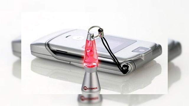 <b>Mini-lampa cu lava straluceste cand esti sunat</b>Inventia este mult mai placuta si mai trendy decat pare la prima vedere. Stiti cu siguranta lampile cu lava, bibelouri excelente pentru orice casa, nu? Ei bine, acum o astfel de lampa devine breloc, marca Mathmos si straluceste atunci cand telefonul suna....