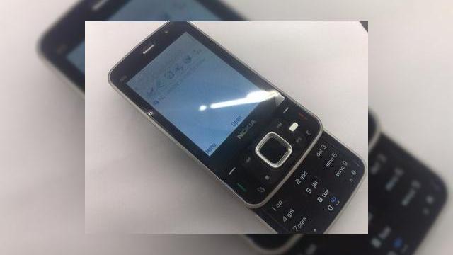 <b>Telefonul Nokia N96 exista, dovada aici!</b>Va informasem intr-un articol anterior in legatura cu posibilitatea ca Nokia N95 sa primeasca un succesor pe masura sa, botezat N96. Iata ca acum terminalul a devenit mai real ca niciodata, fiind prezent intr-o serie de imagini "scapate" pe Internet, cum...