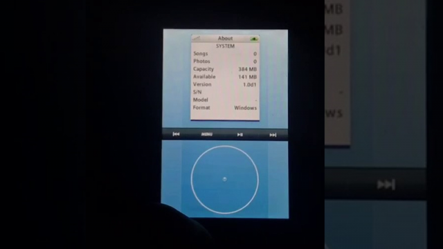 <b>Cum ar fi arătat primul iPhone dacă avea rotiţă touch de control, în stil iPod; O alegere care probabil ar fi distrus produsul</b>Lucruri interesante ies astăzi la iveală, zi în care aflăm că Steve Jobs și ai lui ar fi avut în plan pentru început o interfață iOS bazată pe o zonă circulară de navigare. Din fericire s-a renunțat la această abordare, idee care probabil ar fi putut 