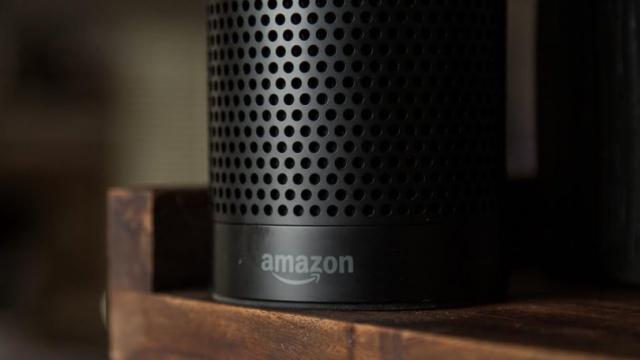 <b>Amazon Alexa a început să comande case de păpuşi şi prăjituri după ce şi-a auzit numele la televizor</b>O parte din mine rămâne mereu suspicioasă cu privire la asistenţii virtuali şi modul în care îi lăsăm chiar să asculte tot în jurul lor. Şi suspiciunea mea nu e chiar nefondată, pentru că mai nou am auzit de câteva cazuri în care Amazon Alexa a început să