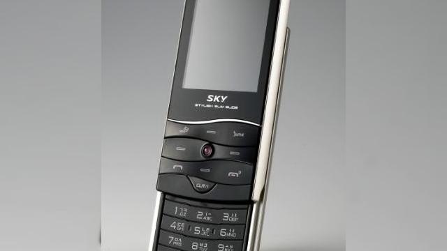 <b>Telefonul curbat de la Pantech: Sky IM-S300</b>Pe piata coreana, telefonul de la Pantech, divizia Sky, cunoscut sub numele de IM-S300 este considerat drept un membru de succes al "Valului Romantic" si aruncand o privire la imaginea urmatoare putem doar sa dam dreptate celor care au nascocit aceasta...