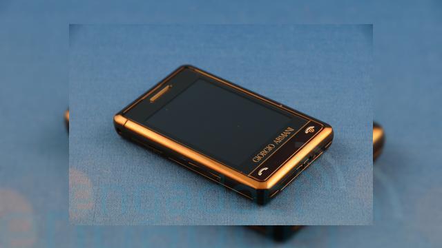 <b>Totul despre experienta hands on cu Samsung P520 Armani</b>Norocosii de la engadgetmobile.com au avut ocazia de a se "juca" cu un telefon Armani, de vreme ce Mosul a fost generos cu ei in acest an. Acestia si-au descris experienta hands-on complimentandu-l pe domnul Armani pentru talentul sau in designul...