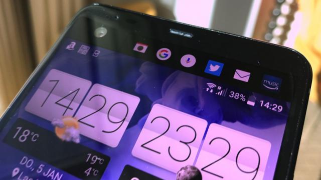 <b>HTC U Ultra apare pe web în fotografii live, ce dezvăluie prezenţa unui ecran secundar deasupra celui principal</b>Suntem la doar 2 zile distanţă de marele eveniment HTC programat pentru 12 ianuarie, când e posibil să luăm contact cu modele ca HTC U Play, HTC U Ultra şi HTC X10. Specificaţiile unora dintre ele au ajuns deja pe web, iar azi avem ocazia să vedem şi..