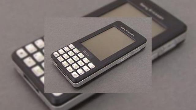 <b>Sony Ericsson M610i isi face din nou aparitia</b>Din cate stim pana acum, noul Sony Ericsson M610i va fi practic un P1i, cu aceleasi specificatii tehnice, in afara de camera inclusa. Ideea de baza a fost producerea unui terminal ideal pentru organizatiile care nu permit angajatilor lor sa foloseasca un...