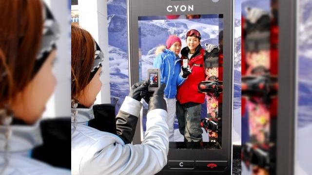 <b>3 super telefoane cu camera: LG-SH210/KH2100/LH2100</b>Dorind sa mareasca familia de terminale Viewty, LG Coreea a anuntat lansarea a 3 noi terminale cu camera, LG SH210, KH2100 si LH 2100, sperand sa aiba acelasi succes ca si in cazul precedentului model. Toate cele 3 handseturi suporta conectivitate HSDPA...