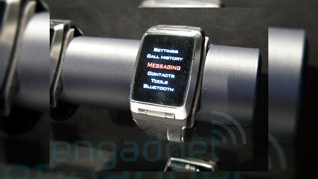 <b>CES 2008: Un nou ceas cu touchscreen de la LG in premiera la CES 2008</b>Norocosii de la Engadgetmobile.com au avut ocazia sa testeze un ceas/telefon produs de LG, dotat cu un touchscreen, pe care il puteti admira in imaginea urmatoare. Dati click pe aceeasi imagine pentru a fi transportati la un clip ce demonstreaza cum se...