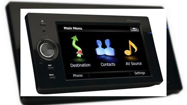 <b>CES 2208: Navigatorul GPS Pioneer prezentat la CES 2008</b>Ati condus vreodata cu greu incercand sa tastati o destinatie pe GPS-ul din masina? In acest caz, avem solutia ideala, care va va salva de sesiuni de condus periculos: navigatorul Pioneer AVIC-F500BT, din imaginea urmatoare. Acesta este dotat cu un sistem...