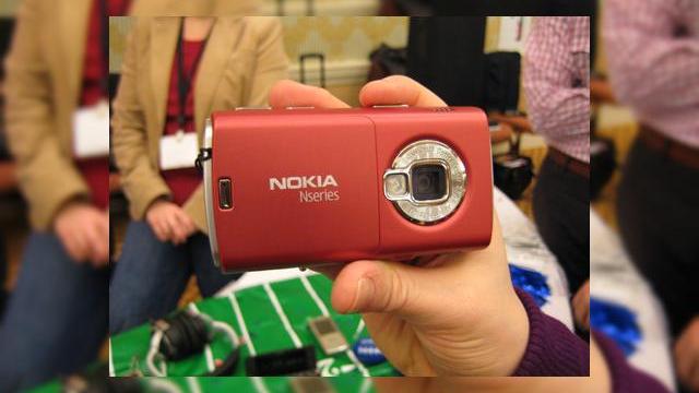 <b>CES 2008: Nokia N95 "s-a inrosit"</b>Nu avem de-a face cu un terminal la fel de interesant ca N95 8GB, in varianta sa nord-americana, dar acest Nokia ne impresioneaza (vag) vizual, fiind disponibil intr-o varianta de culoare rosie. Se pare ca o culoare "draguta" poate vinde un terminal...