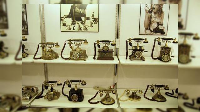 <b>CES 2008: Telefoane cu disc "in premiera" la CES</b>In vreme ce marile companii isi prezinta cele mai noi minunatii high tech in cadrul CES 2008 exista si surprize la unele standuri, cum sunt aceste vechi telefoane cu disc: Compania Paramount Collections din Hong Kong stie exact ce NU inteleg americanii...