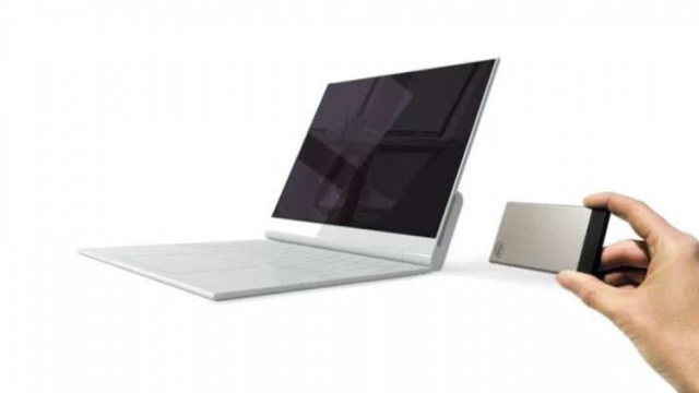 <b>Intel Compute Card e secretul modularităţii REALE pentru laptopurile viitorului; E vital pentru laptop dock-ul NexDock</b>La CES 2017 au fost expuse și unele produse ce nu au beneficiat de un nivel prea mare de interes din partea jurnaliștilor prezenți la fața locului. Printre aceste dispozitive se află și Intel Compute Card - un mic gadget ce este un PC propriu-zis care 