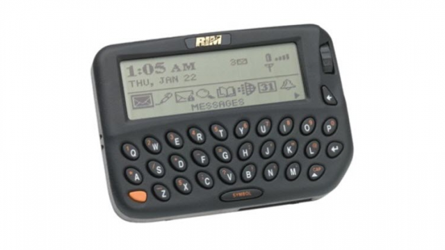 <b>Ştiaţi că: Primul telefon BlackBerry a debutat cu 18 ani în urmă, împreună cu numele acestui brand</b>Din seria articolelor de tip 'Știați că' vă prezentăm astăzi informații despre primul telefon al celor de la BlackBerry, un handset ce debuta pe piață acum mai bine de 18 ani și care inaugura logo-ul companiei canadiene. Aveam de-a face cu un terminal des