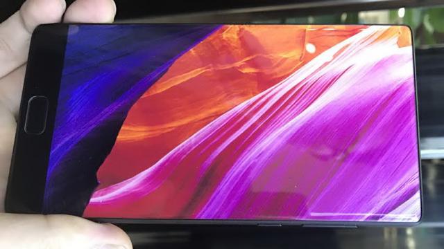 <b>Elephone S8 îşi dezvăluie designul într-o variantă nouă, prin intermediul unei fotografii proaspete; Are ecran de 6 inch edge to edge şi buton Home</b>Elephone S8 s-a remarcat prin designul sau foarte arătos în ultimele scăpări de randări, dar nici dotările sale nu sunt rele deloc. Azi primim ceea ce pare a fi o fotografie hands on cu terminalul, care se remarcă prin muchiile ultra înguste, dar şi prin