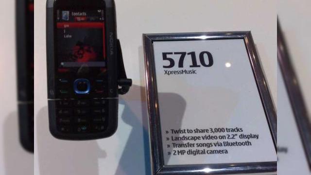 <b>Telefonul Nokia 5710 exista! Imagine drept dovada...</b>Cei de la intomobile au facut retrospectiva CES 2008, descoperind ca intreaga comunitate online a uitat complet de Nokia 5710, clasificat drept un zvon pana acum. Ei bine, se pare ca terminalul exista, pana la urma... 5710 nu a fost anuntat inca oficial,...