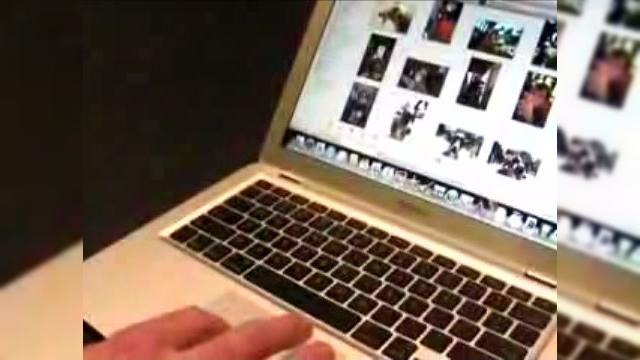 <b>Video in premiera cu cel mai subtire laptop din lume, MacBook Air!</b>Va anuntasem intr-un articol anterior in legatura cu lansarea lui MacBook Air, cel mai subtire laptop din lume si va promitea un clip video hands-on cu acesta. Ei bine iata si clipul, disponibil imediat daca dati click pe imaginea urmatoare: Putem vedea...