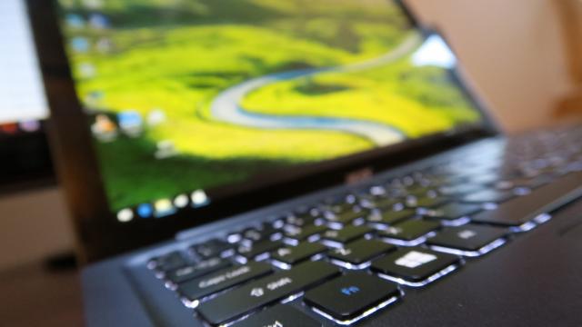 <b>Acer Aspire Switch 12 S: OS, UI, aplicaţii tipice pentru un laptop cu Windows 10</b>Acer Aspire Switch 12 S oferă fix aceeaşi experienţă ca un laptop la nivel de software, aducând un Windows 10 Home familiar. Asta înseamnă că putem folosi Cortana, Skype şi Office după cum ne-am obişnuit pe terminale similare.