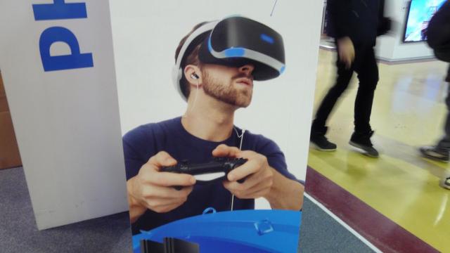 <b>Primele impresii despre PlayStation VR, casca de realitate virtuală de la Sony disponibilă de azi în România</b>Realitatea virtuală a ajuns la fel de inevitabilă ca regulile de circulaţie şi taxele în ziua de azi şi odată şi odată trebuia să ne întâlnim cu ea. Şi pentru că un HTC Vive e prea greu de găsit zilele astea, am vrut să arunc o privire asupra lui PlayStat