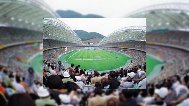 <b>Fotbalul din Premier League primeste Bluetooth</b>Bluepod Media a incheiat un parteneriat cu 8 echipe de fotbal, printre care Blackburn Rovers, Birmingham City, West Ham, Portsmouth, Wigan Athletic si Wolves pentru a instala 15 unitati Bluetooth pe stadioanele acestora. Planul este ca fanii "sportului...