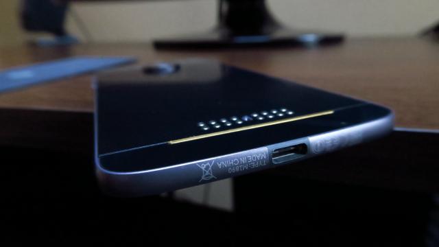 <b>Motorola Moto Z: Baterie scoasă în evidenţă de talia ce o cuprinde</b>Cred că pot număra pe degetele de la o mână dăţile când am fost surprins de comportamentul unei baterii de telefon cu talie ultra-subţire. Cumva când am văzut că Moto Z cuplează un ecran de 5.5 inch cu talie de 5.2 mm şi baterie de 2600 mAh mă aşteptam..