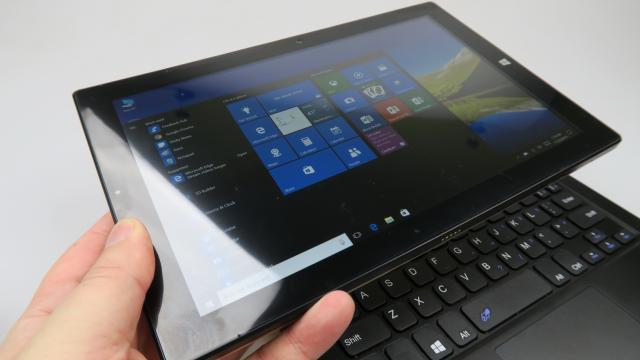 <b>Onda OBook 20 Plus: Display atractiv doar dacă ţii cont de context</b>Onda OBook 20 Plus reprezintă un fel de gură de oxigen cu ai săi 10 inch de diagonală, după atât de multe tablete masive de 11 sau 12 inch. Aduce un format comod, numai bun de consum video şi propunând un aspect ratio de 16:10. Avem un panou IPS LCD Full