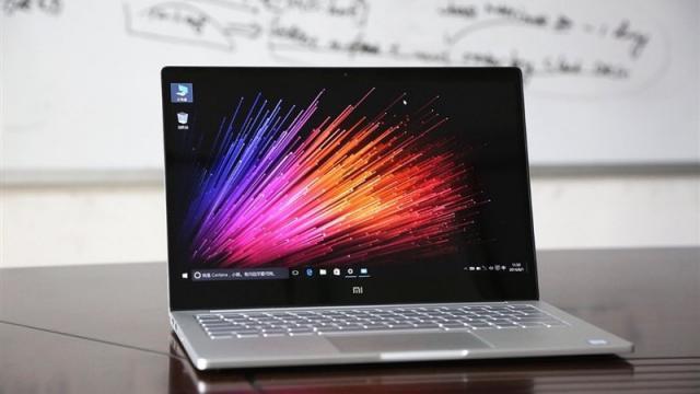 <b>Turul Magazinelor #119: noutăţi în România, precum Xiaomi Mi Notebook, dar şi un telefon roz numai bun de Valentine's Day şi un aparat pentru paranoici</b>Avem de prezentat astăzi în Turul Magazinelor o adevărată noutate pe plan local și anume notebook-ul Xiaomi Mi Notebook care de acum poate fi achiziționat prin intermediul celor de la QuickMobile la un preț interesant pus în raport cu dotările și categori