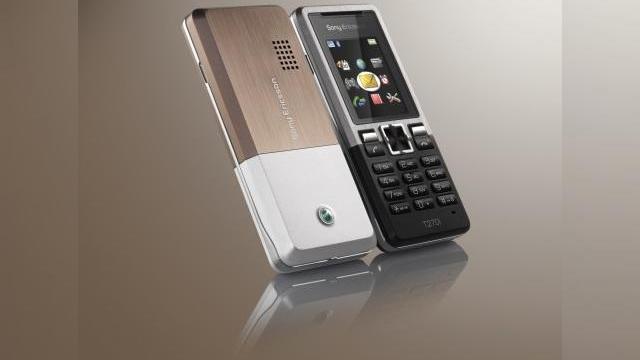 <b>Sony Ericsson prezinta 4 noi telefoane - T270, T280, R300 si R306</b>Sony Ericsson a anuntat 4 noi telefoane mobile astazi, 4 solutii low-end, care tintesc pietele aflate in plina dezvoltare si clientii cu un buget redus. Primul pe lista este tri-bandul Sony Ericsson T270, echipat cu un display TFT de 65.000 de culori si...