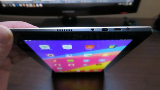 <b>Onda OBook 20 Plus: Conectivitate tipică, poate fără unele mofturi răsfăţate în trecut</b>Unele tablete dual boot sau 2 în 1 din China ne-au răsfăţat cu opţiuni high end de conectivitate, inclusiv porturi USB 3.0 sau chiar Thunderbolt. Onda OBook 20 Plus nu are nici măcar port USB Type C, păstrând doar un setup standard de conectori.