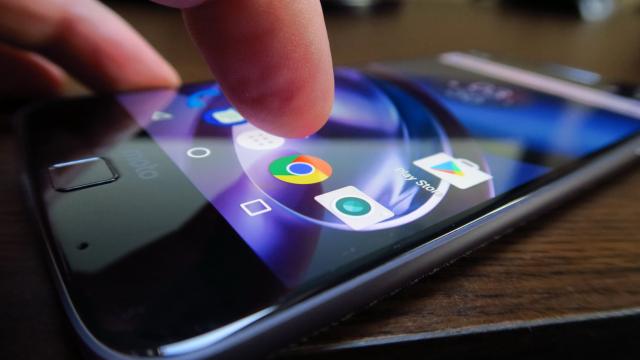 <b>Motorola Moto Z: Benchmark-uri de top 10, gaming şi temperatură fără cusur</b>Motorola Moto Z a debutat internaţional în septembrie, când dotările sale încă mai impresionau, dar deja în decembrie când a sosit în România, apăruseră telefoane cu 6 GB RAM şi procesoare Snapdragon 821, deci care îl depăşeau ca performanţa.