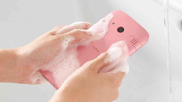 <b>Telefon prietenos cu săpunul: el este "rafre" un model Kyocera lansat în Japonia (Video)</b>Japonia e ţara unde sunt la modă charm-urile mai grele decât telefonul, modelele cu clapetă şi ecranele cu muchii inexistente şi de acolo vine şi Kyocera rafre, handset ce poate fi spălat cu gel de dus, şampon sau săpun.