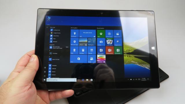 <b>Onda OBook 20 Plus: Camera doar pentru Skype şi selfie</b>Ce ar fi de spus despre optică în cazul lui Onda OBook 20 Plus? În primul rând şochează prin lipsa camerei principale şi apoi oferă o cameră frontală de 2 MP. Ea e bună doar pentru selfie şi Skype, dar nici acolo nu excelează, având imaginea cam întunecat