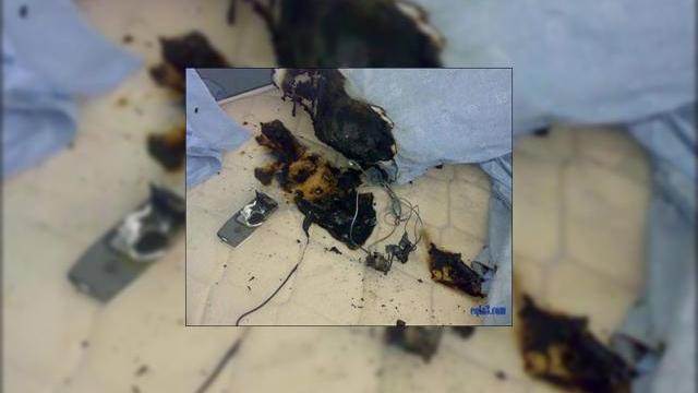 <b>Un telefon mobil a ucis un barbat in Ghana</b>Nu avem de-a face cu o poveste clasica cu un telefon care explodeaza... Ne-am obisnuit sa auzim diferite stiri care ne anunta ca bateriile telefoanelor mobile iau foc si isi ucid posesorii, dar iata ca avem de-a face cu o premiera: un barbat electrocutat...