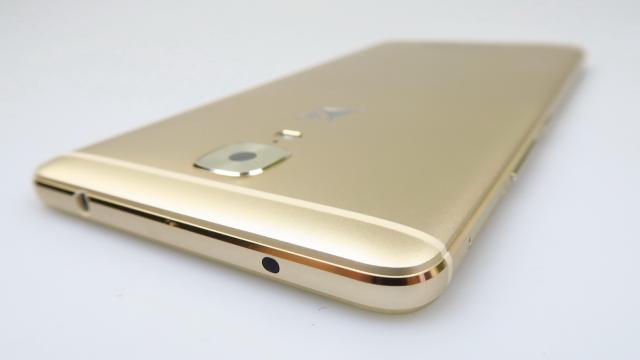 <b>Allview P9 Energy: Design elegant, compact pentru un battery phone</b>Allview P8 Energy nu arăta rău deloc, dar la 212 grame cam trăgea în joc jacheta dacă îl ţineam în buzunar. Allview P9 Energy umbla serios la estetică, "înghesuind" o excelentă baterie de 5000 mAh într-o talie de 8.2 mm şi greutate de 183 grame.