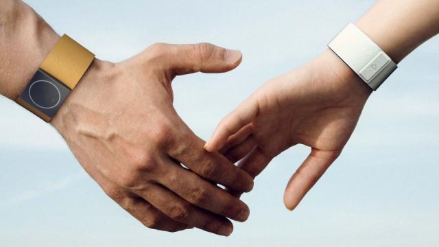 <b>My 2 cents: nici în 2017 nu avem vreun gadget care salvează vieţi...</b>Mă fascinează big pharma. Se aruncă zeci de miliarde pe tratamentele celor mai banale răceli şi nu pot fi puse deoparte câteva zeci de miliarde pentru un purtabil conectat la 112, care să măsoare tensiunea arterială şi pulsul. Ucigaşul numărul 1 e boala c