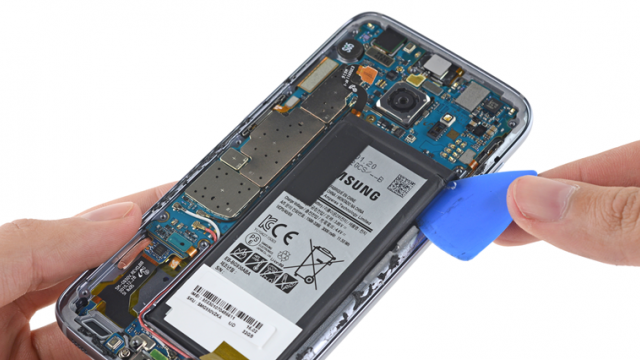 <b>Samsung Galaxy S8 ar urma să vină cu o baterie de 3250 mAh până la urmă; detaliu dezvăluit de un nou raport</b>Prin intermediul lui @evleaks vedeam săptămâna trecută o primă fotografie reală cu Samsung Galaxy S8 și totodată aflam ce dotări hardware ne va oferi acest handset. Se menționa atunci prezența unei baterii de 3000 mAh pentru varianta standard și 