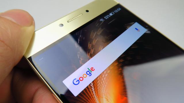 <b>Allview P9 Energy: Display AMOLED viu colorat, cu luminozitate destul de bună</b>Allview P9 Energy e ca şi predecesorul său, un phablet cu ecran de 5.5 inch, doar că panoul face un salt la rezoluţie Full HD de această dată. Primim un ecran AMOLED aici, cu tehnologie On Cell Touch, muchii înguste şi laminare completă, dar şi rezistenţa