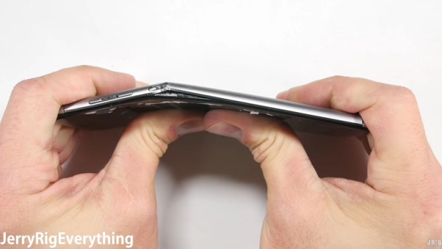 <b>Huawei Honor 6X e vulnerabil la îndoire, primeşte bile negre de la JerryRigEverything după un bendtest în faţa camerei (Video)</b>Nu toate smartphone-urile complet metalice sunt și rezistente din start, iar un terminal ce demonstrează acest lucru este chiar Huawei Honor 6x. Grație unui test de îndoire marca JerryRigEverything descoperim că telefonul de față nu se descurcă deloc