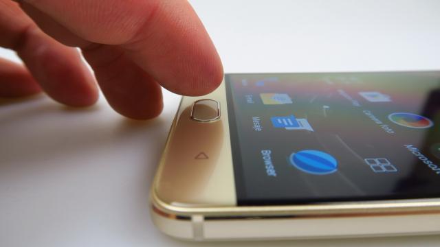 <b>Allview P9 Energy: Hardware de upper-mid-range cu baterie excelentă, dar și alte surpize plăcute</b>Era o vreme când battery phone-urile propuneau doar o baterie generoasă şi atât, acum vreo 3 ani, neglijând aspecte ca RAM, ecran sau camera. Mai nou şi modelele battery phone primesc dotări high end, sau midrange spre high end, ca Allview P9 Energy