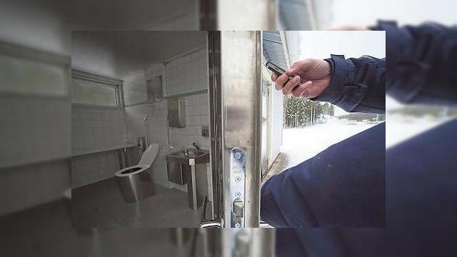 <b>In toaletele finlandeze se intra doar pe baza de SMS</b>In vreme ce in Londra poti folosi SMS-ul pentru a gasi o toaleta, turistii care trec prin partea de vest a Finlandei vor afla ca au nevoie urgenta de telefonul mobile in cazul in care ... au nevoie la baie. Incercand sa limiteze vandalismul in acea zona,...