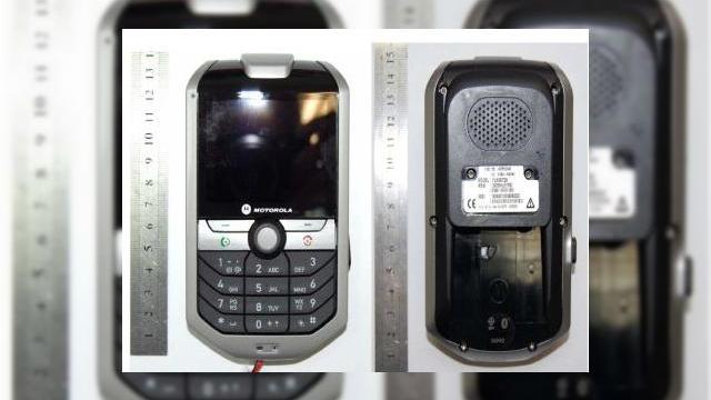 <b>Telefonul Motorola M990 primeste aprobarea FCC</b>Motorola M990 a primit recent aprobarea FCC si se pare ca se pregatea de acest pas inca din octombrie 2007, deci va trebui sa ne asteptam destul de curand la o lansare a acestui handset GSM dotat cu GPS. Terminalul este dotat cu o interfata prietenoasa si...