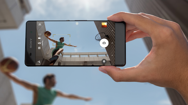 <b>Gata de liga greilor: noul senzor de imagine CMOS de la Sony include DRAM şi suportă captură super slow motion (1000 FPS)</b>Japonezii de la Sony tocmai ce au dezvăluit astăzi primul senzor foto CMOS capabil de captură video super slow-motion la un incredibil framerate de 1000 fps. Acest nou modul este primul senzor de tip triple layer stacked CMOS ce permite realizarea 